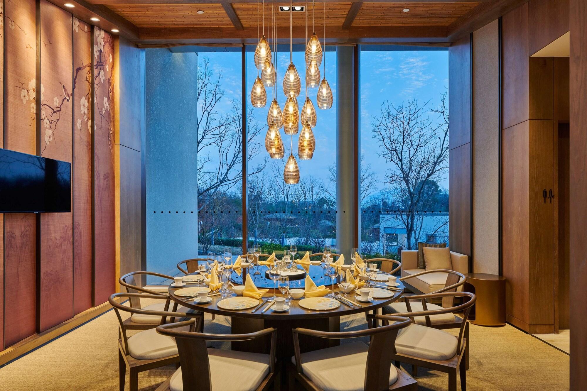 Restaurant Lushan West Sea Resort, Curio Collection by Hilton