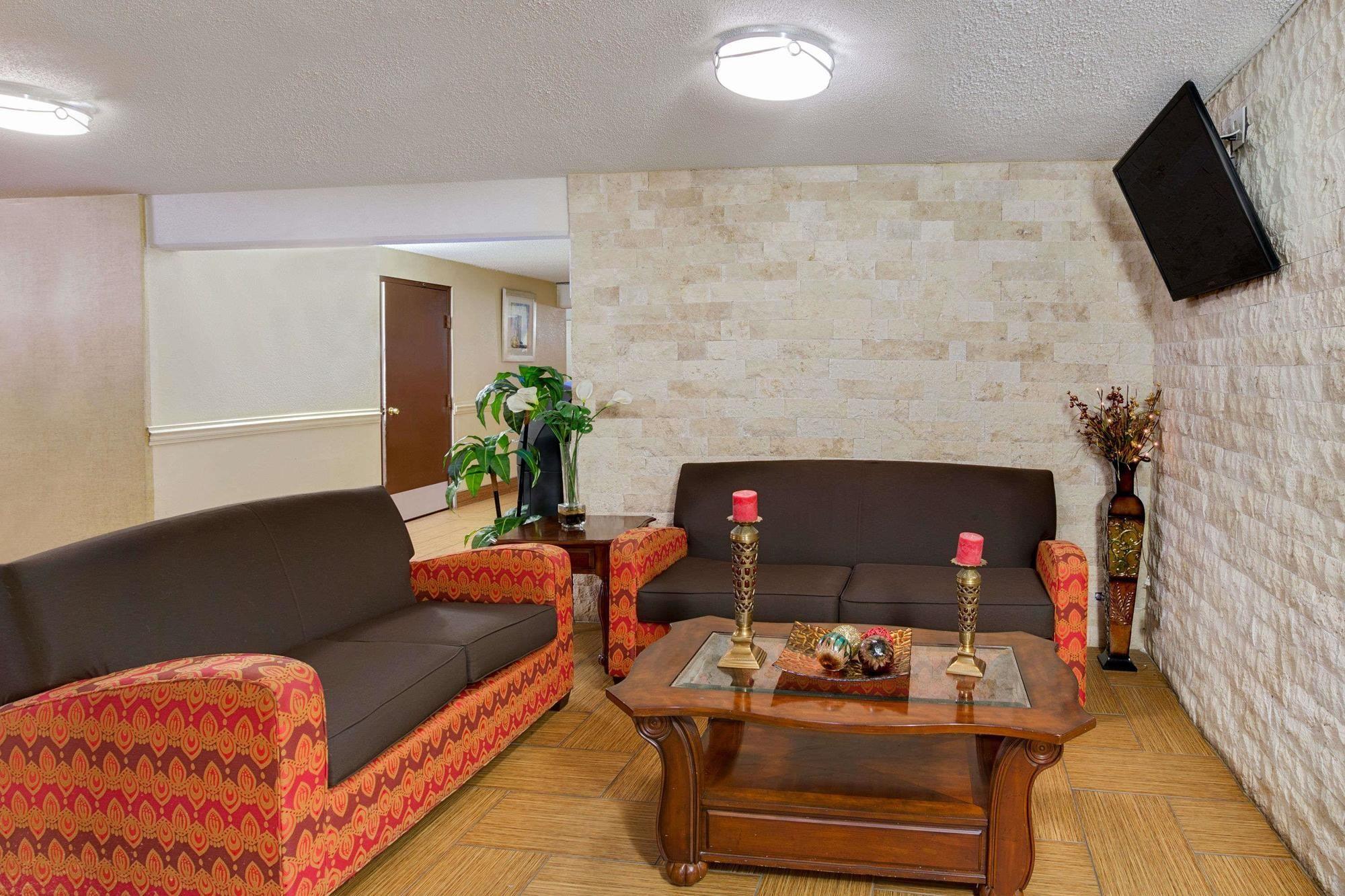 Vista Lobby Baymont by Wyndham Charlotte Airport North / I-85 North