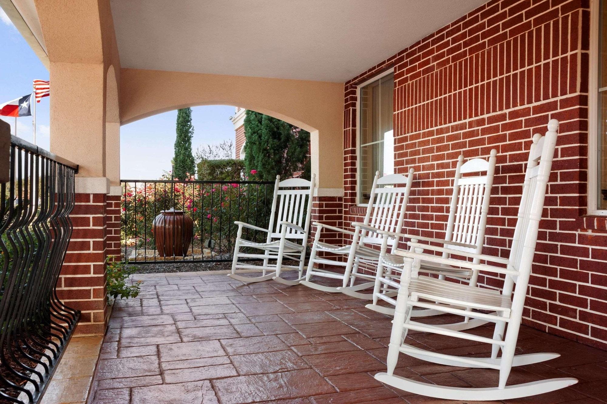Vista Exterior Country Inn & Suites by Radisson, College Station, TX