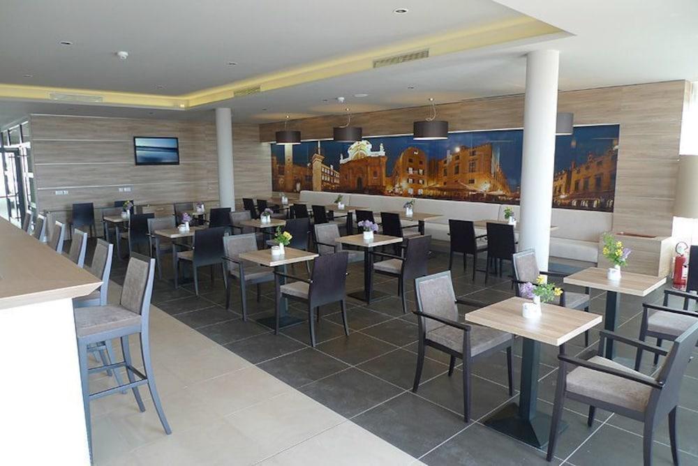 Bar/Salón Hotel Adria