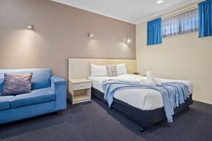Alquiler Vacacional - Queen Deluxe Retreat, Smart TV, Kitchenette & More!