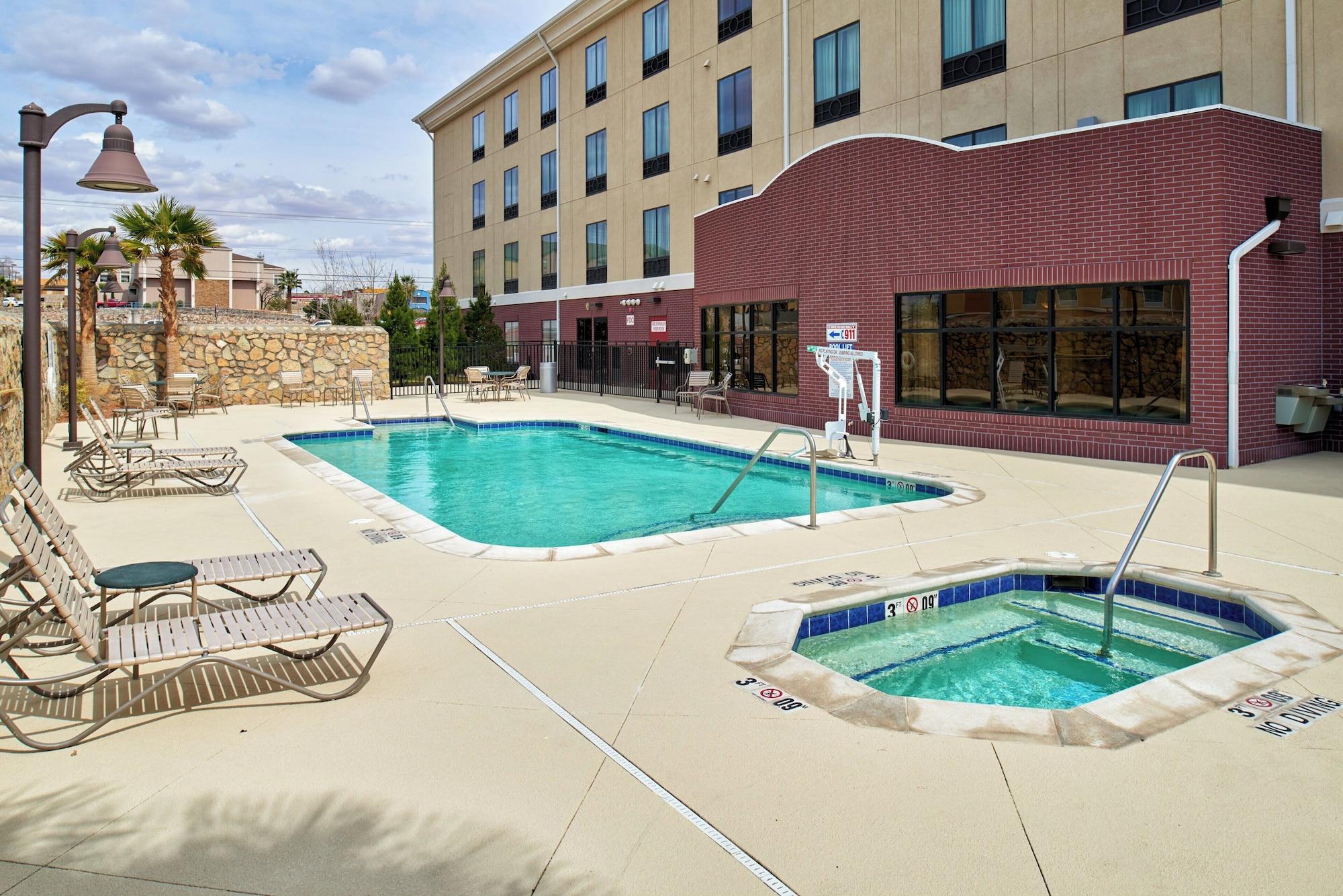 Vista Piscina Holiday Inn Express & Suites El Paso Airport Area by IHG