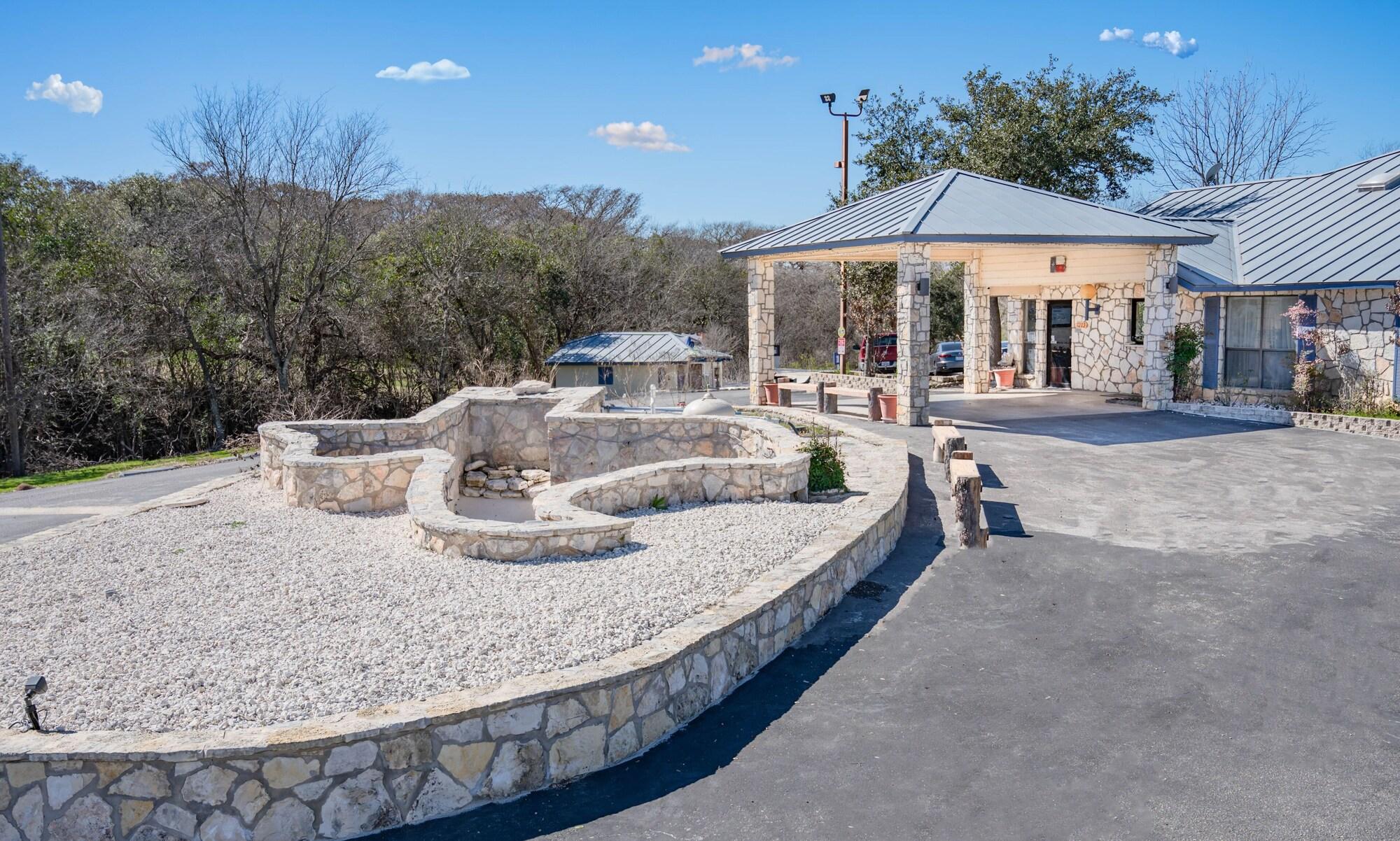 Varios River Oak Inn