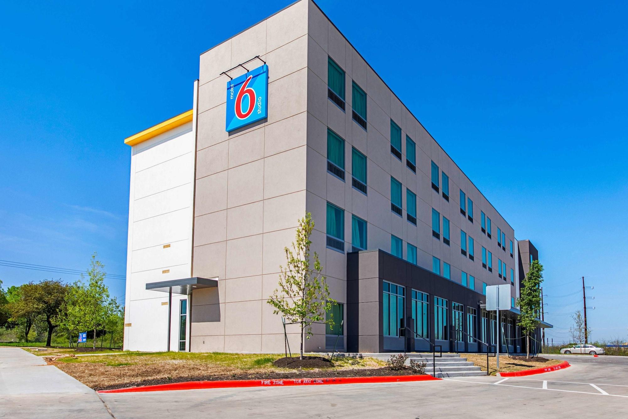 Varios Studio 6 Austin, TX - Airport