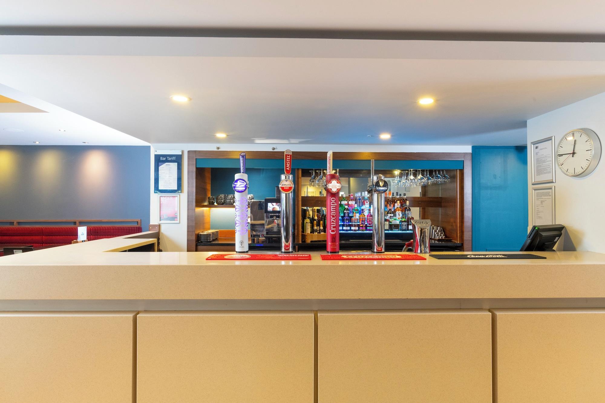 Bar/Salón Holiday Inn Express Warwick - Stratford-upon-Avon by IHG