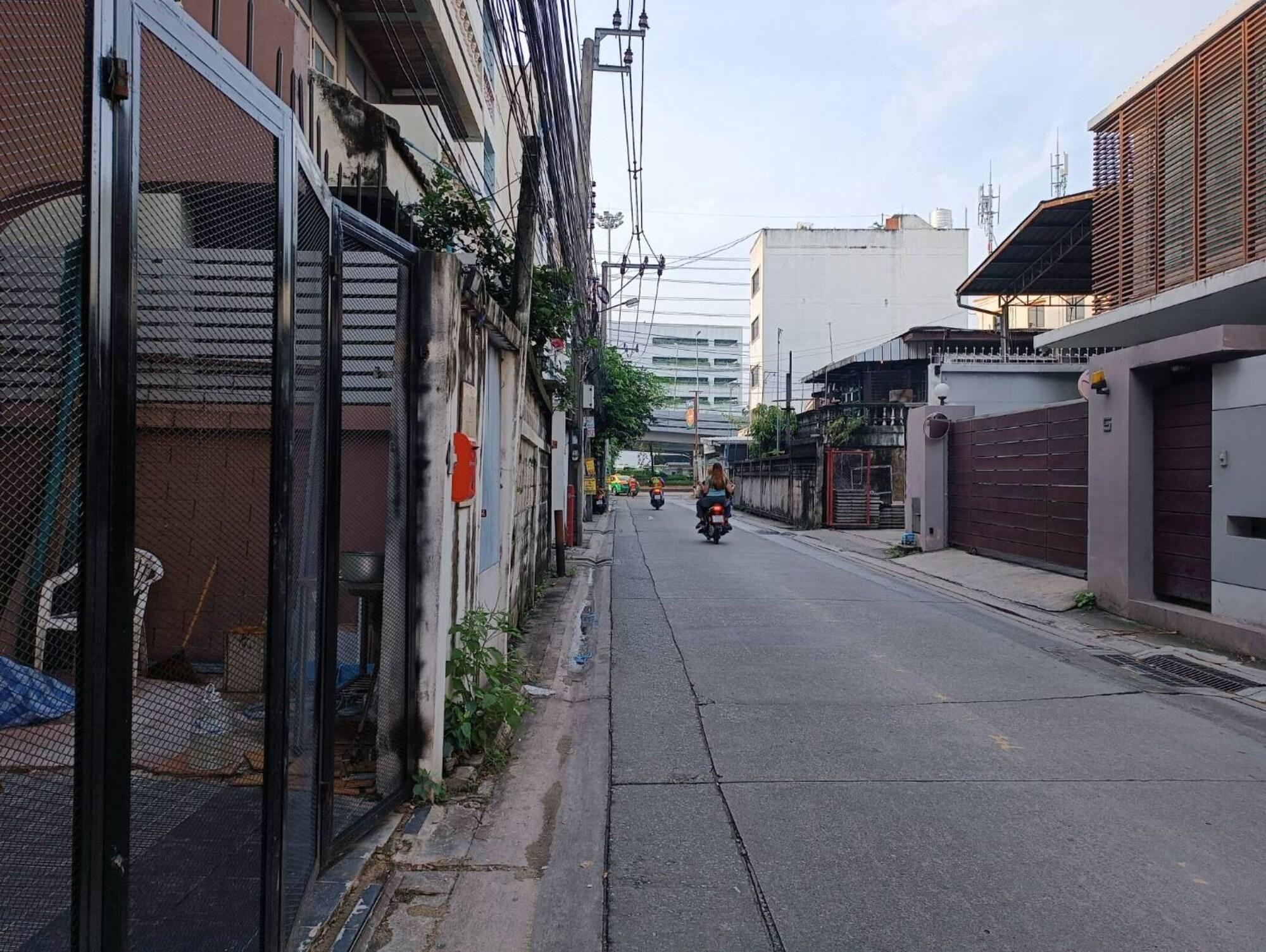 Vista Exterior OYO 75416 Rama3 Sunrise Hostel