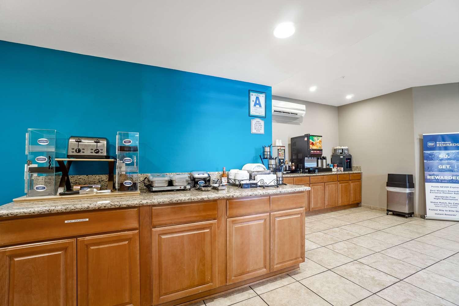 Restaurant SureStay Plus Hotel by Best Western El Cajon