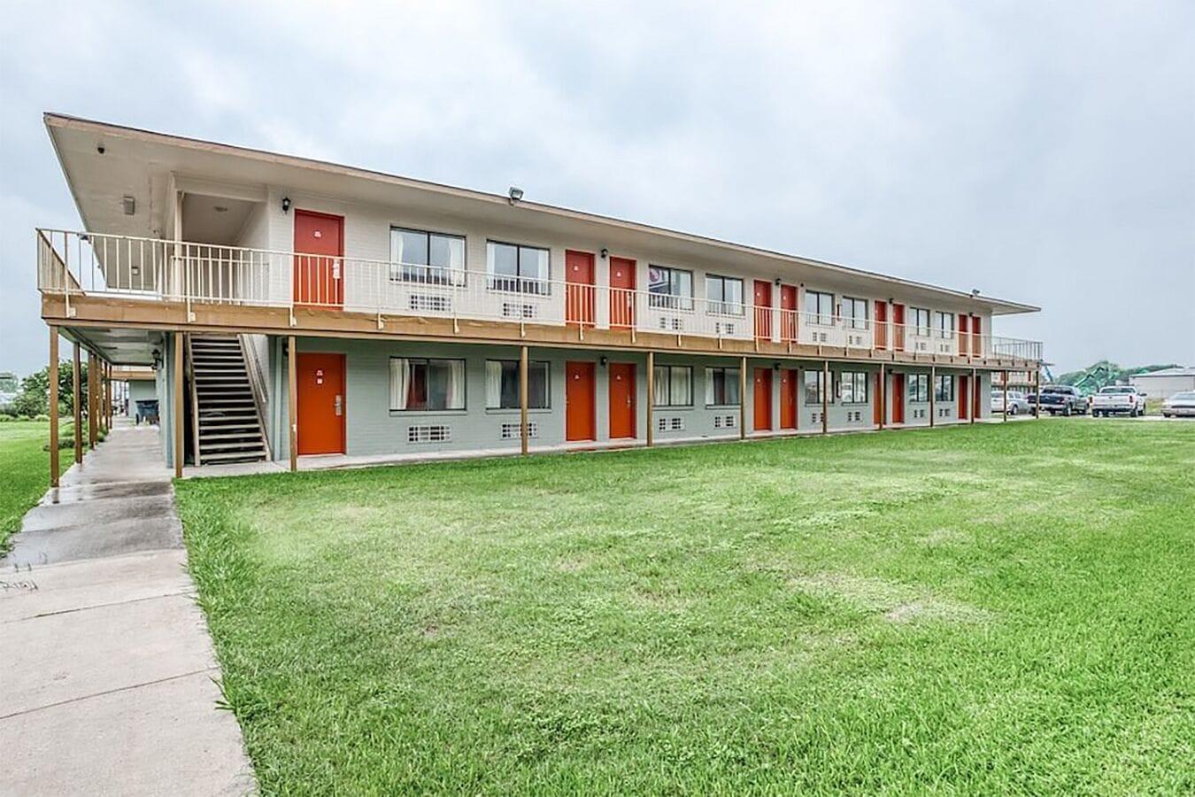 Vista Exterior Studio Suites