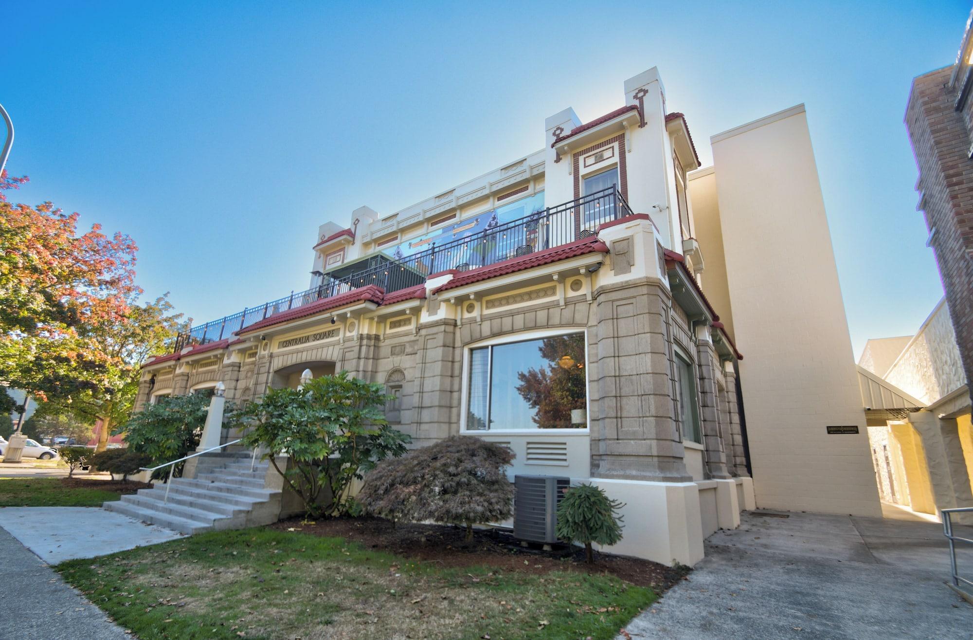 Vista Exterior Centralia Square Grand Ballroom and Vintage Hotel (We are one of the only hotels located in downtown Centralia)