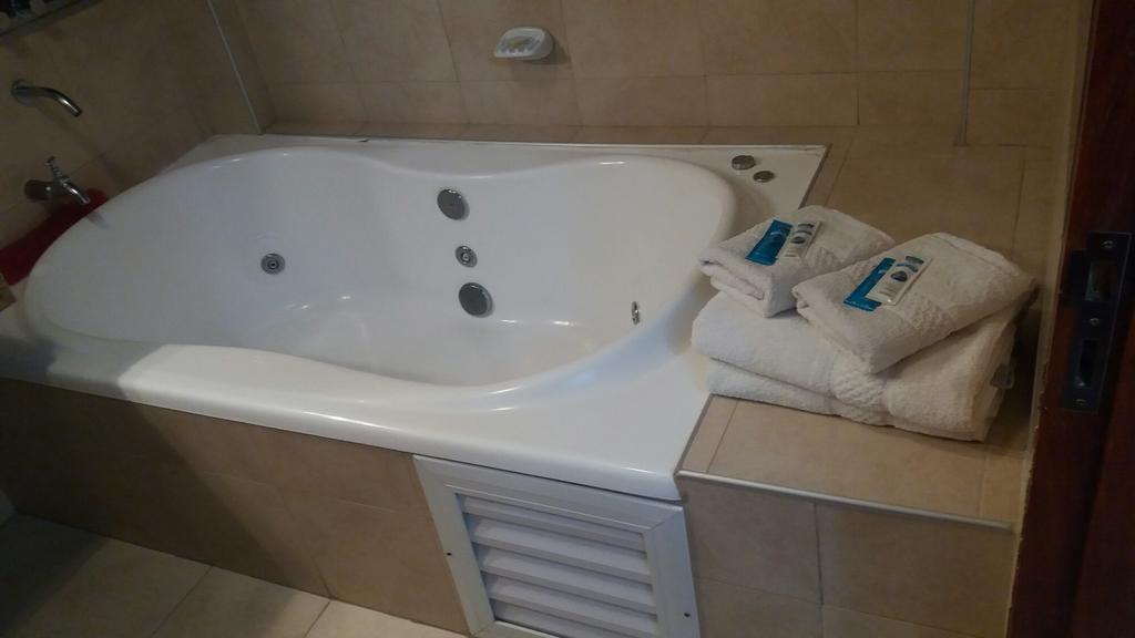 Baño Grand City Hotel