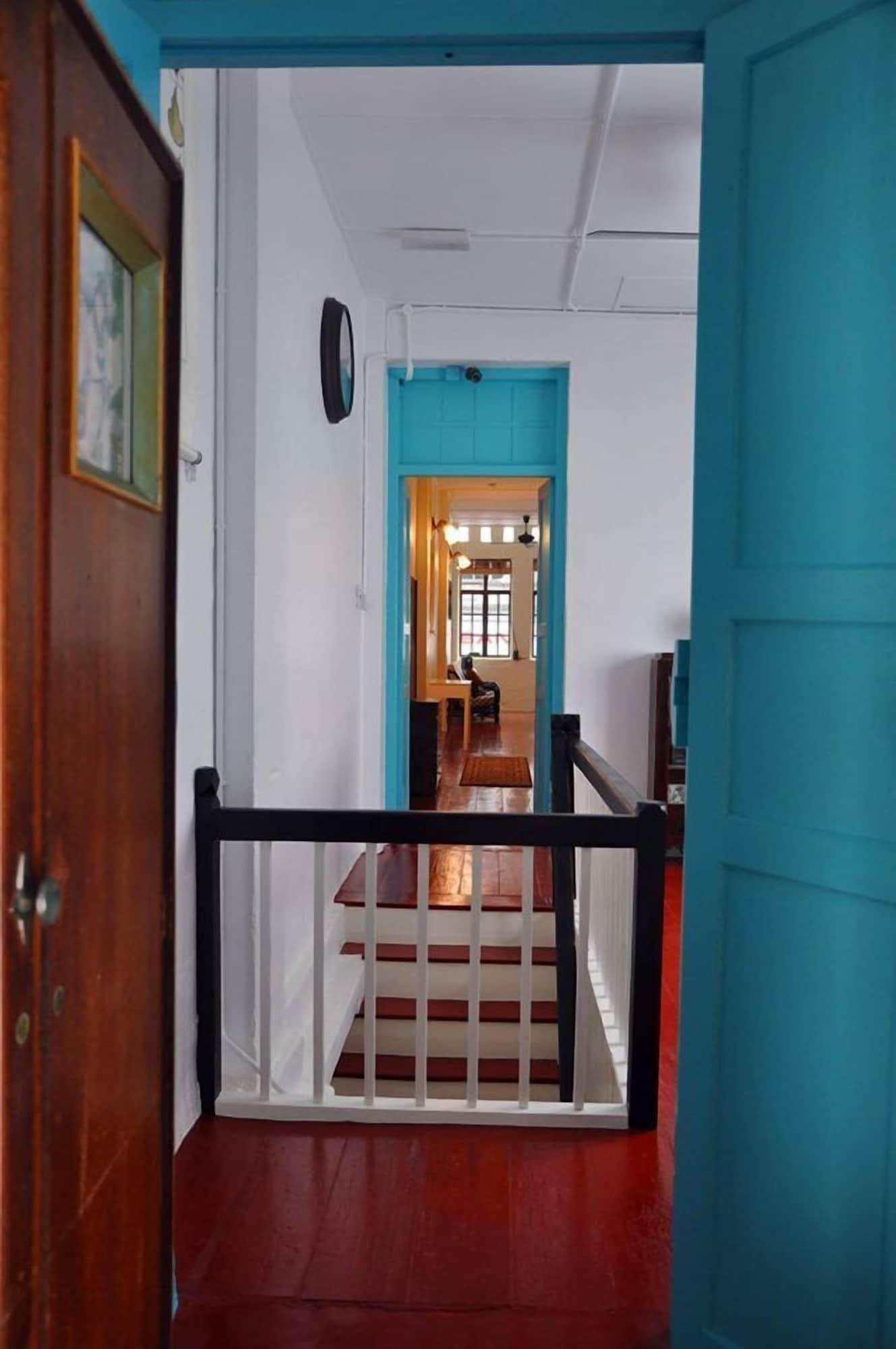 Varios Sojourn Beds & Cafe - Hostel