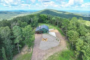 Alquiler Vacacional - 400 Acres on Lavender Mtn: Getaway w/ Hot Tub!
