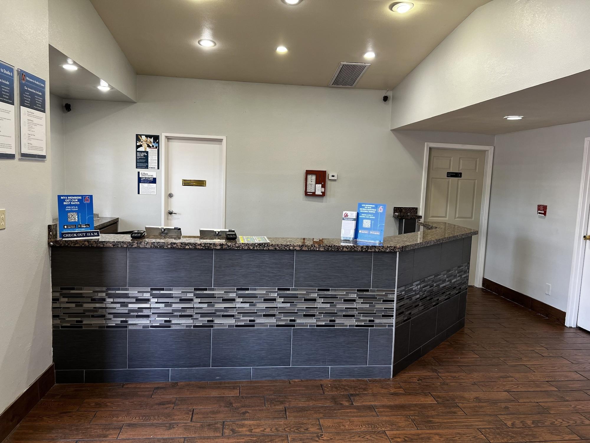 Vista Lobby Studio 6 Suites – Flagstaff, AZ