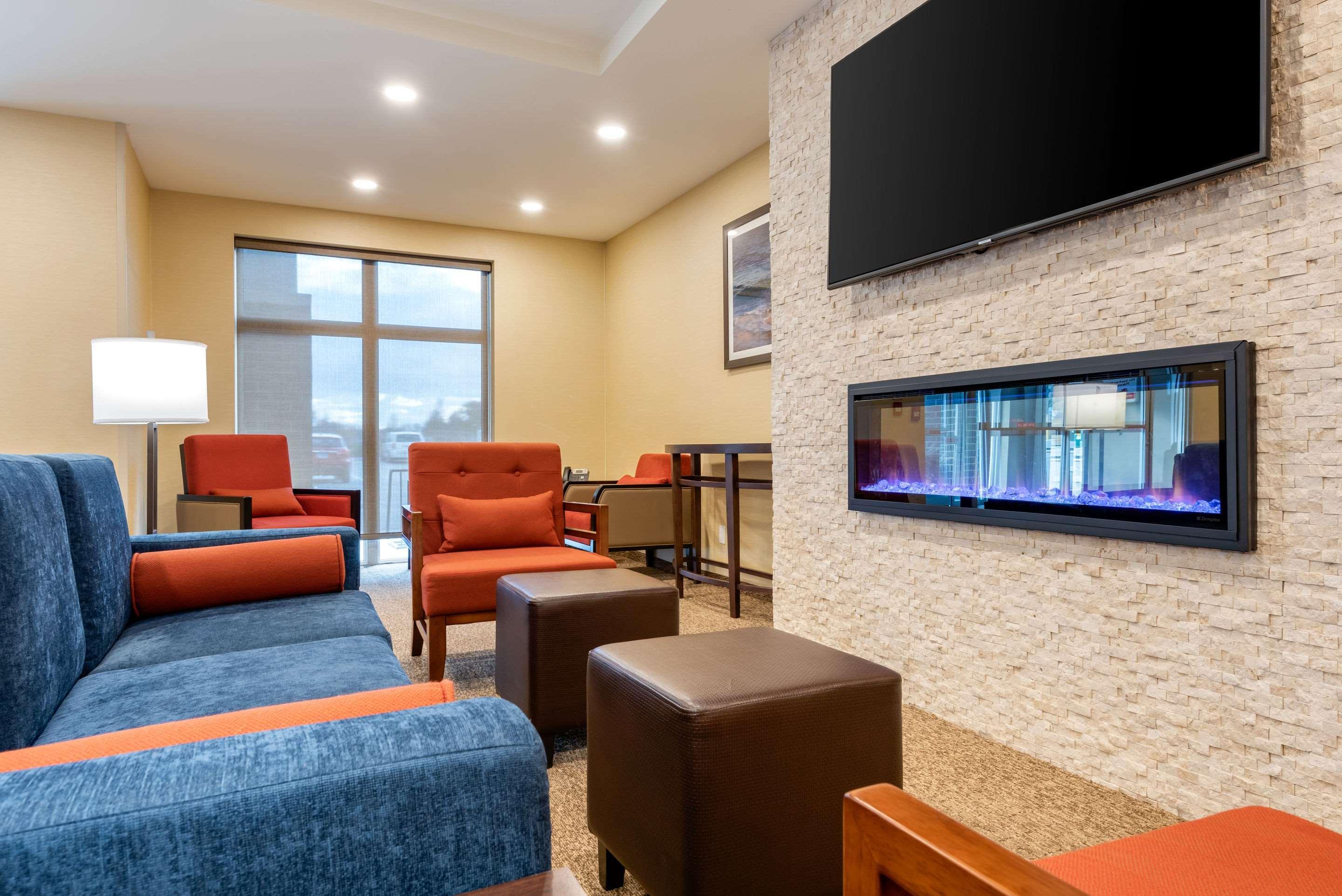 Vista Lobby Comfort Inn & Suites Goderich