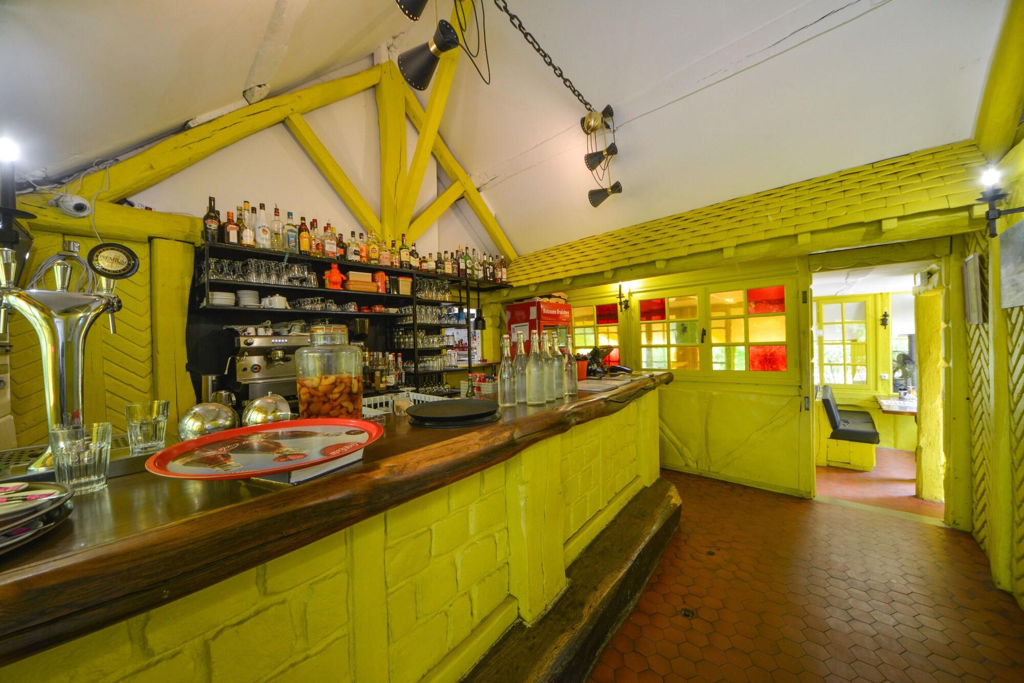 Bar/Salón Logis Hôtel Restaurant La Mire