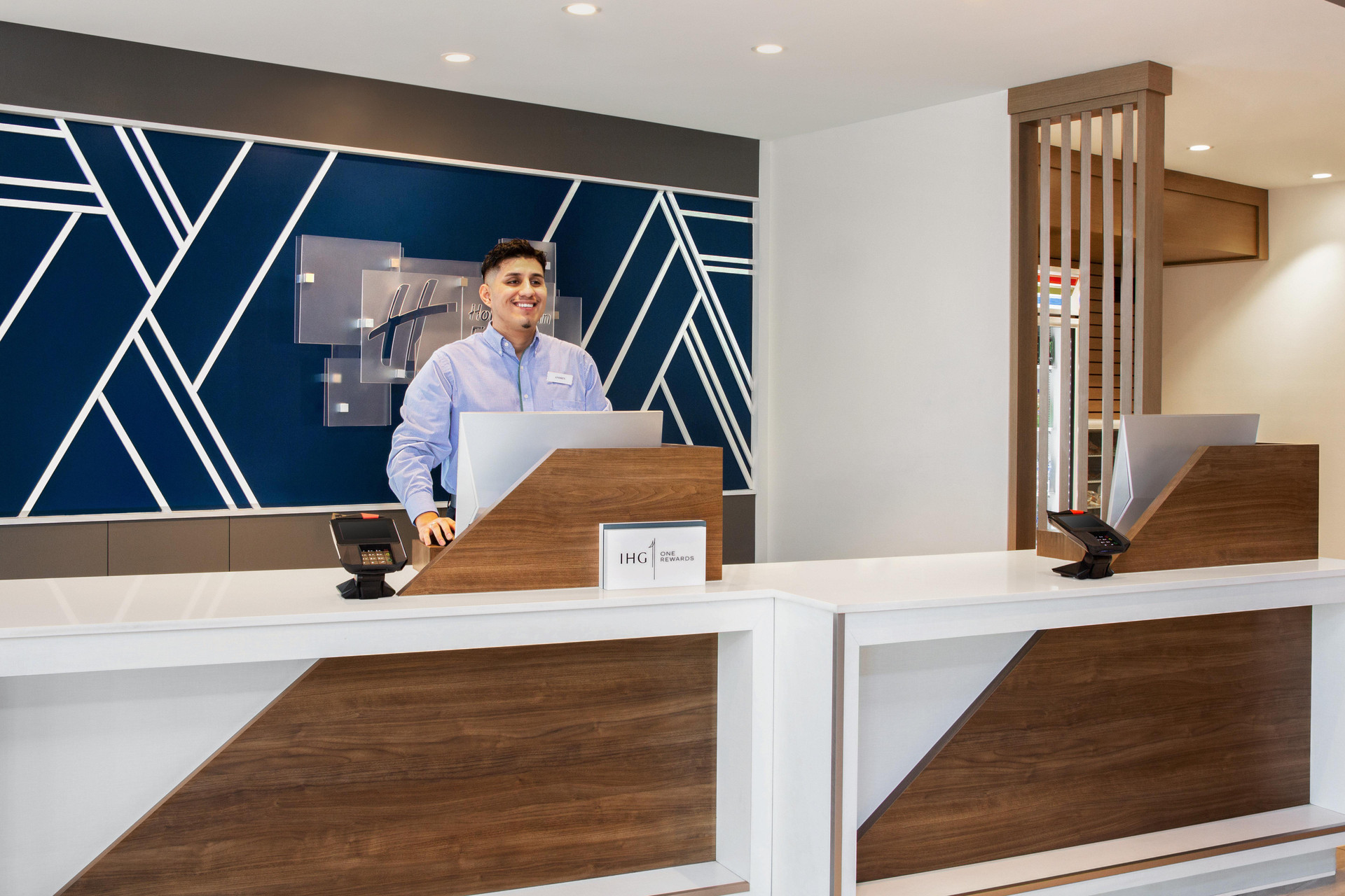 Vista Lobby Holiday Inn Express and Suites Ukiah by IHG