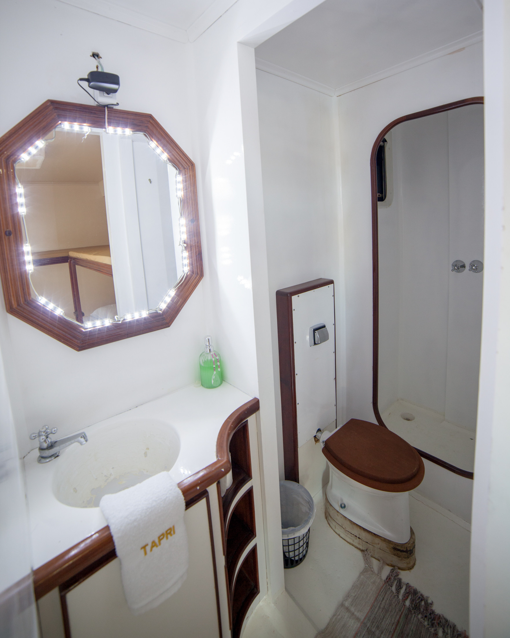 Baño Tapri - Hotel Flutuante