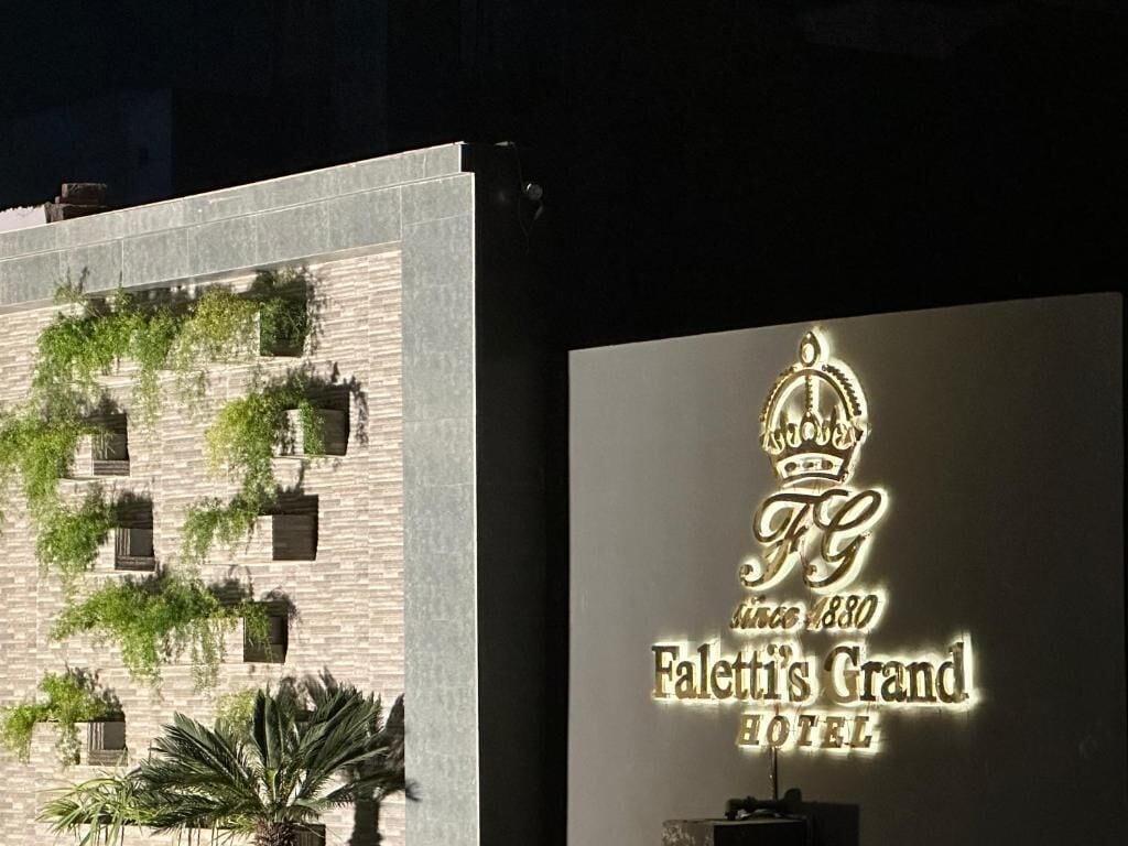 Vista Exterior Faletti's Grand MM Alam Road