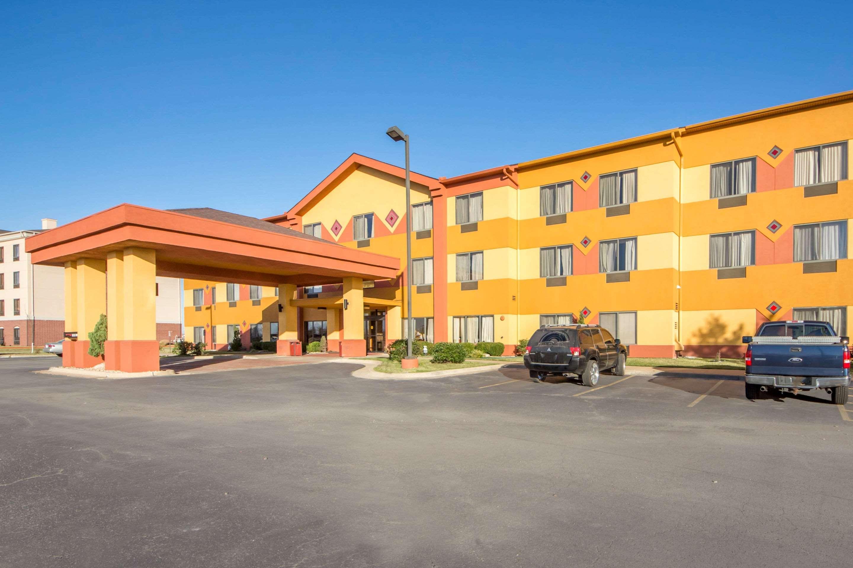 Vista Exterior Quality Inn & Suites Pryor