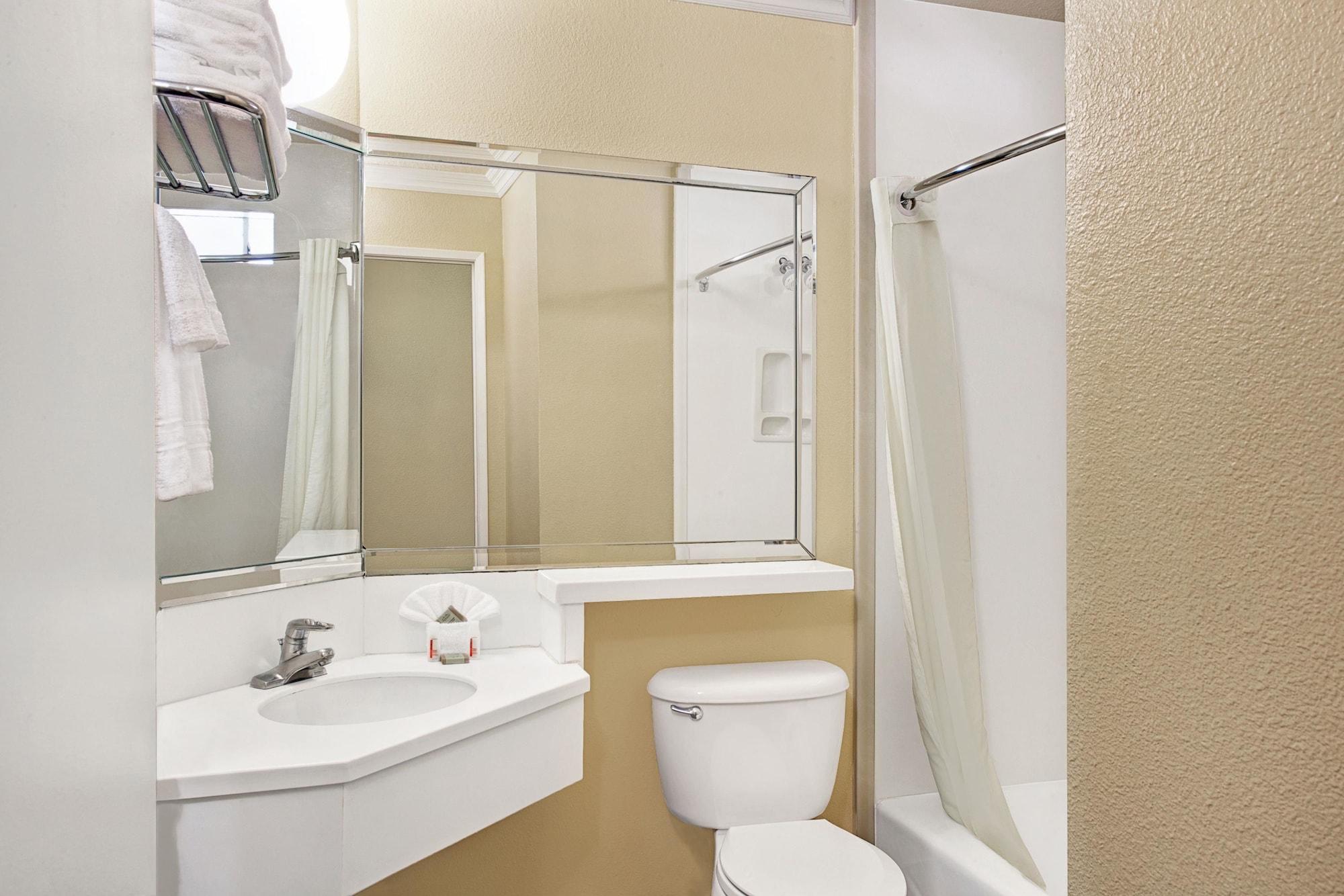 Equipamiento de Habitación Super 8 by Wyndham Los Angeles Downtown