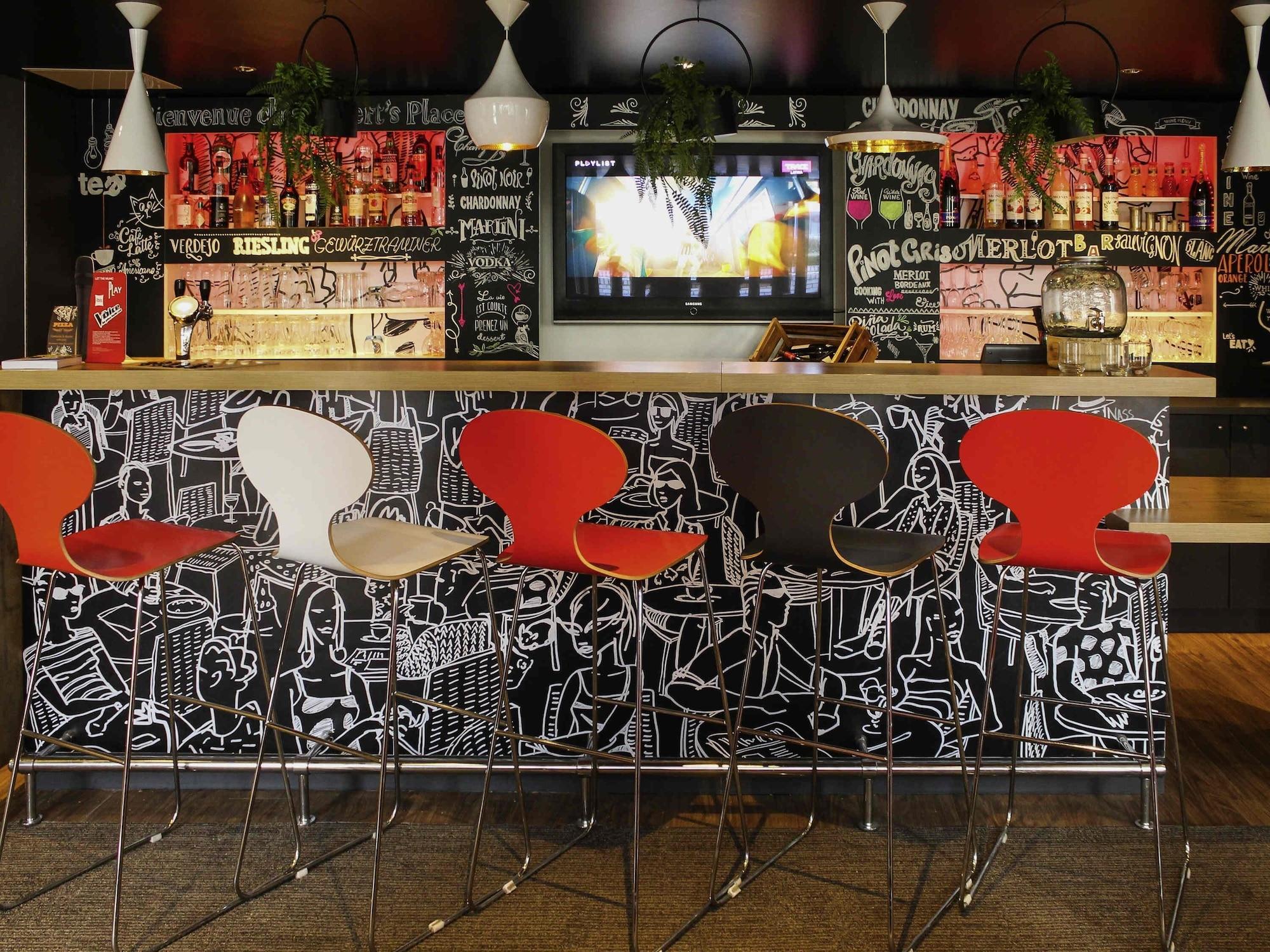 Bar/Salón ibis Paris Gennevilliers