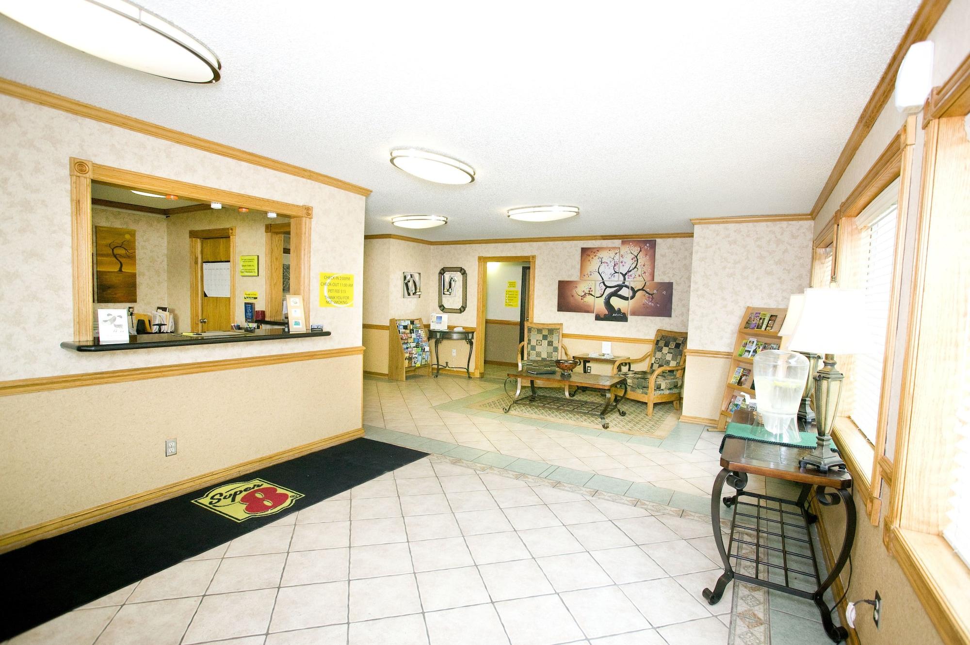 Vista Lobby Super 8 by Wyndham Van Buren/Ft. Smith Area