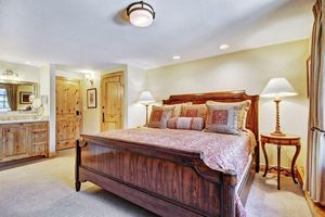 Alquiler Vacacional - 3 BR Condo at The Lodge at Vail w/ Pool, Hot Tub by RedAwning - Save 20% on 7+ Nights!