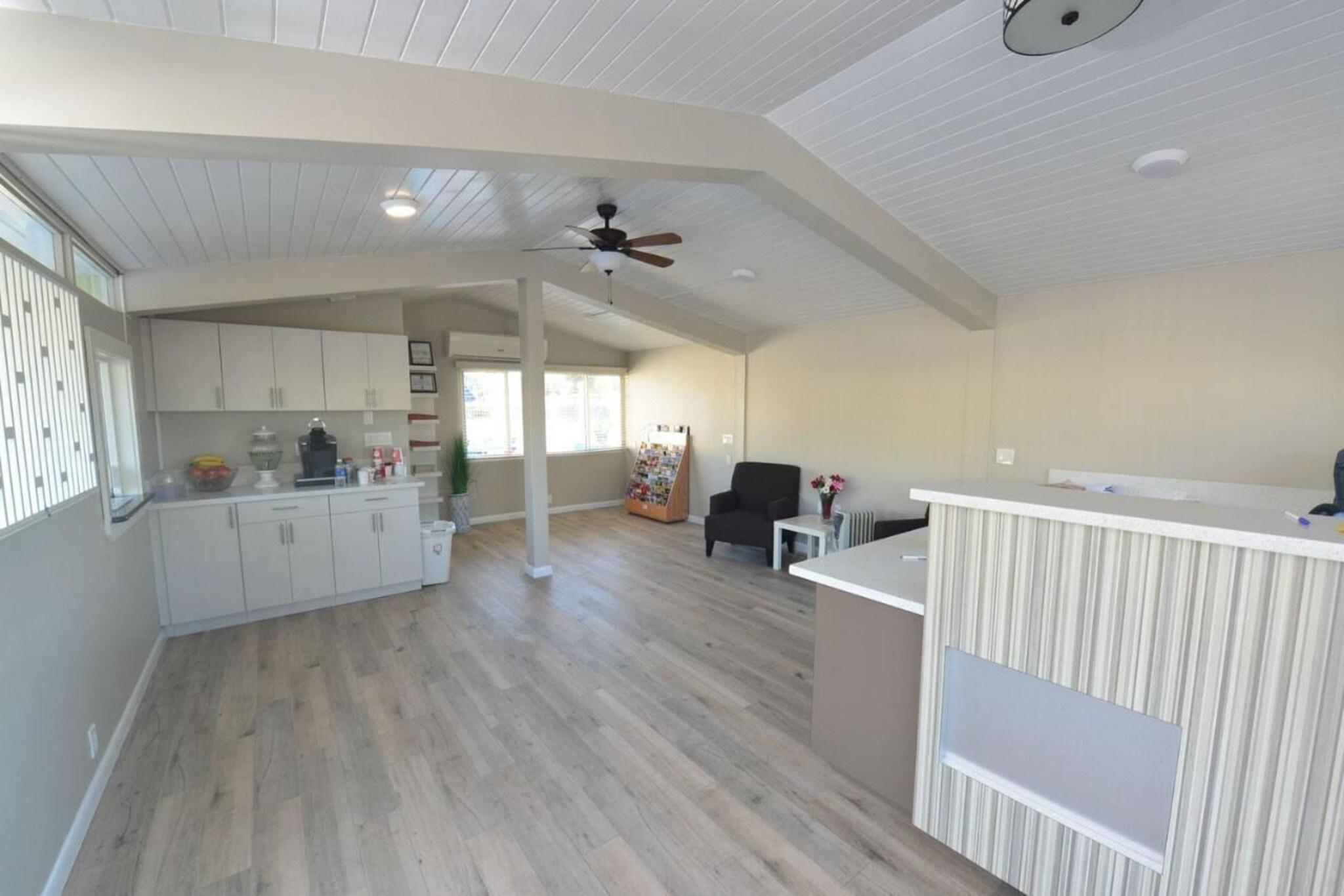 Vista Lobby Regency Inn & Suites