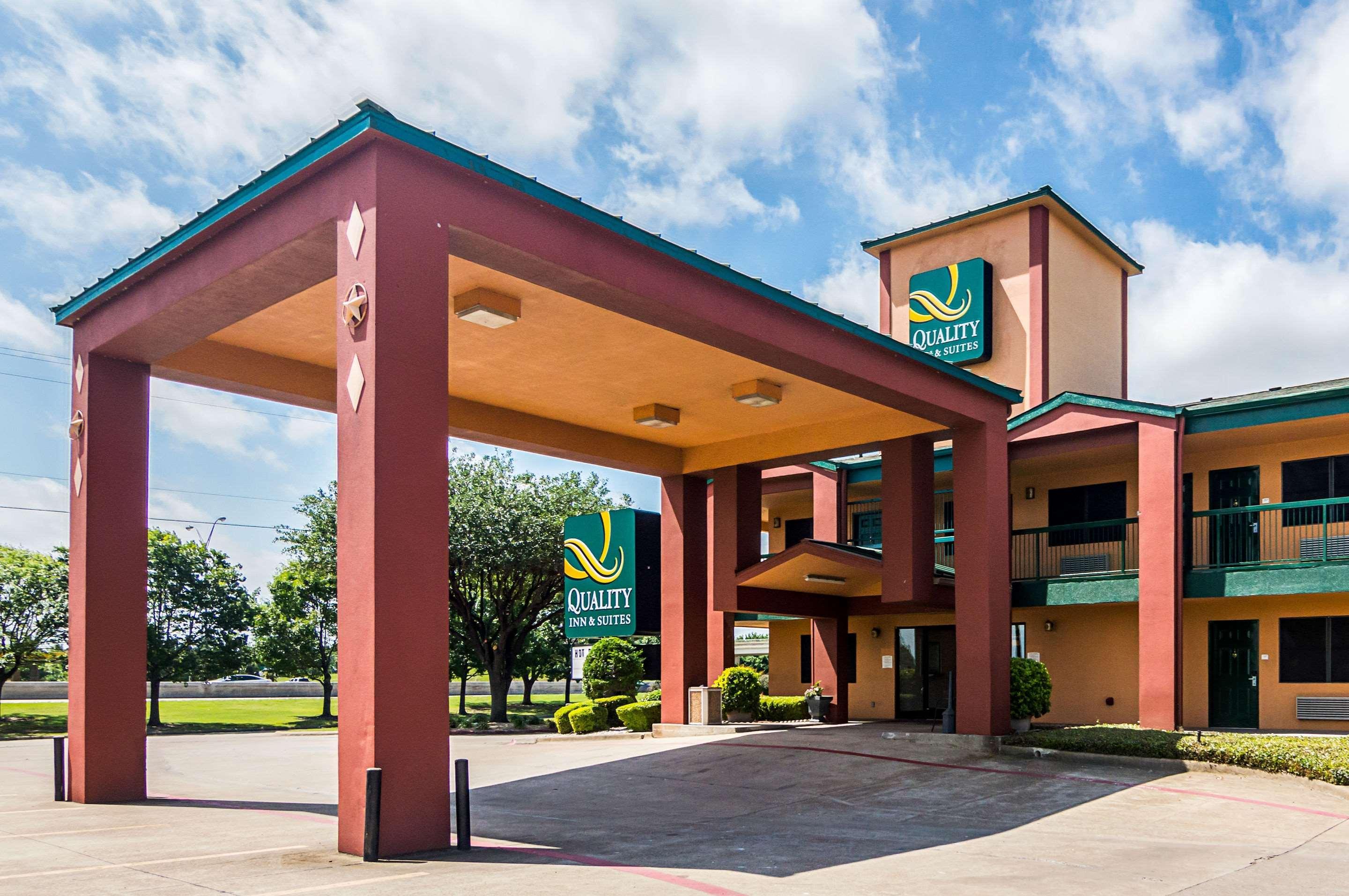 Vista Exterior Quality Inn & Suites Garland - East Dallas