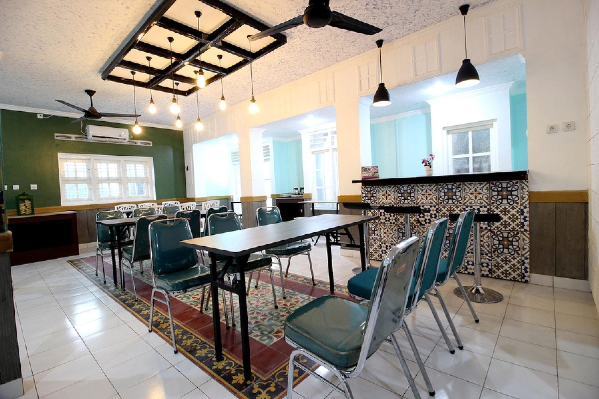 Restaurant RedDoorz Plus Syariah near Lempuyangan Station 3