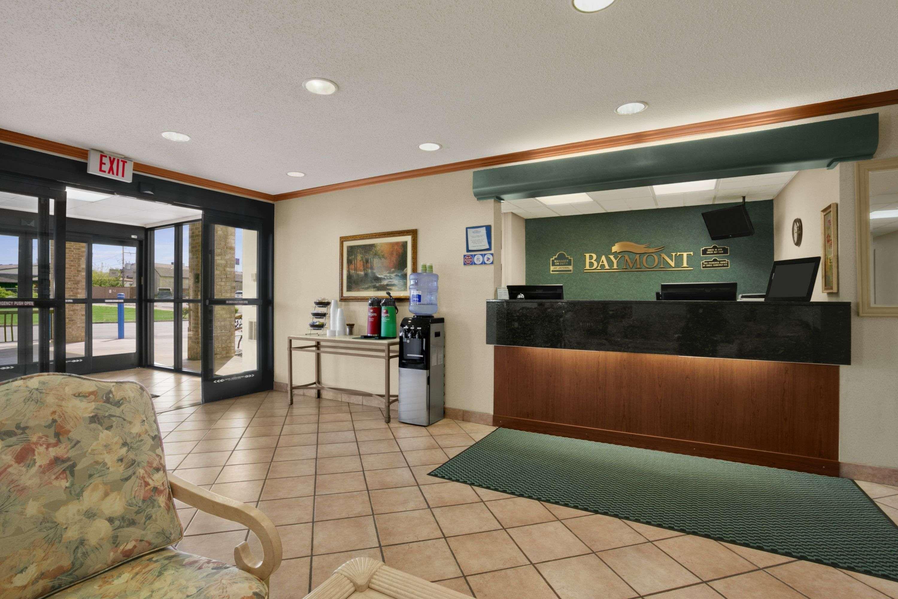 Vista Lobby Baymont by Wyndham Sullivan