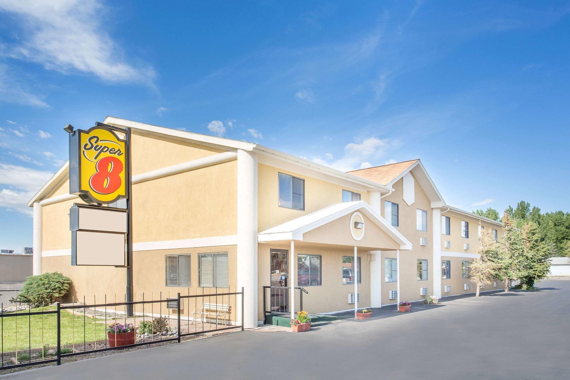 Vista Exterior Super 8 by Wyndham Riverton
