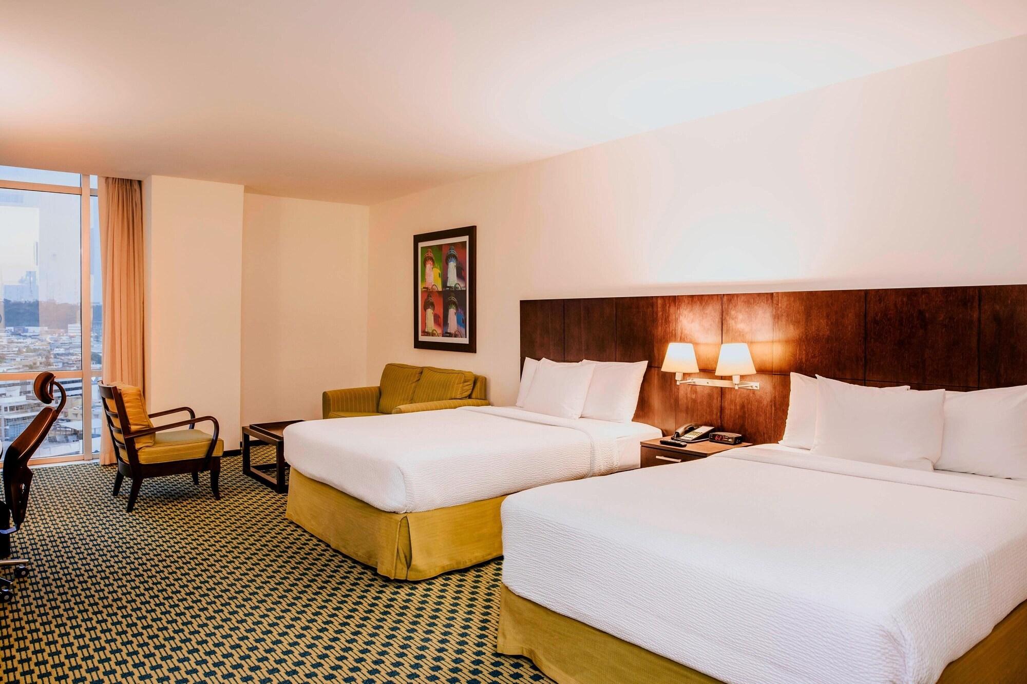 Guest room Courtyard by Marriott Guayaquil