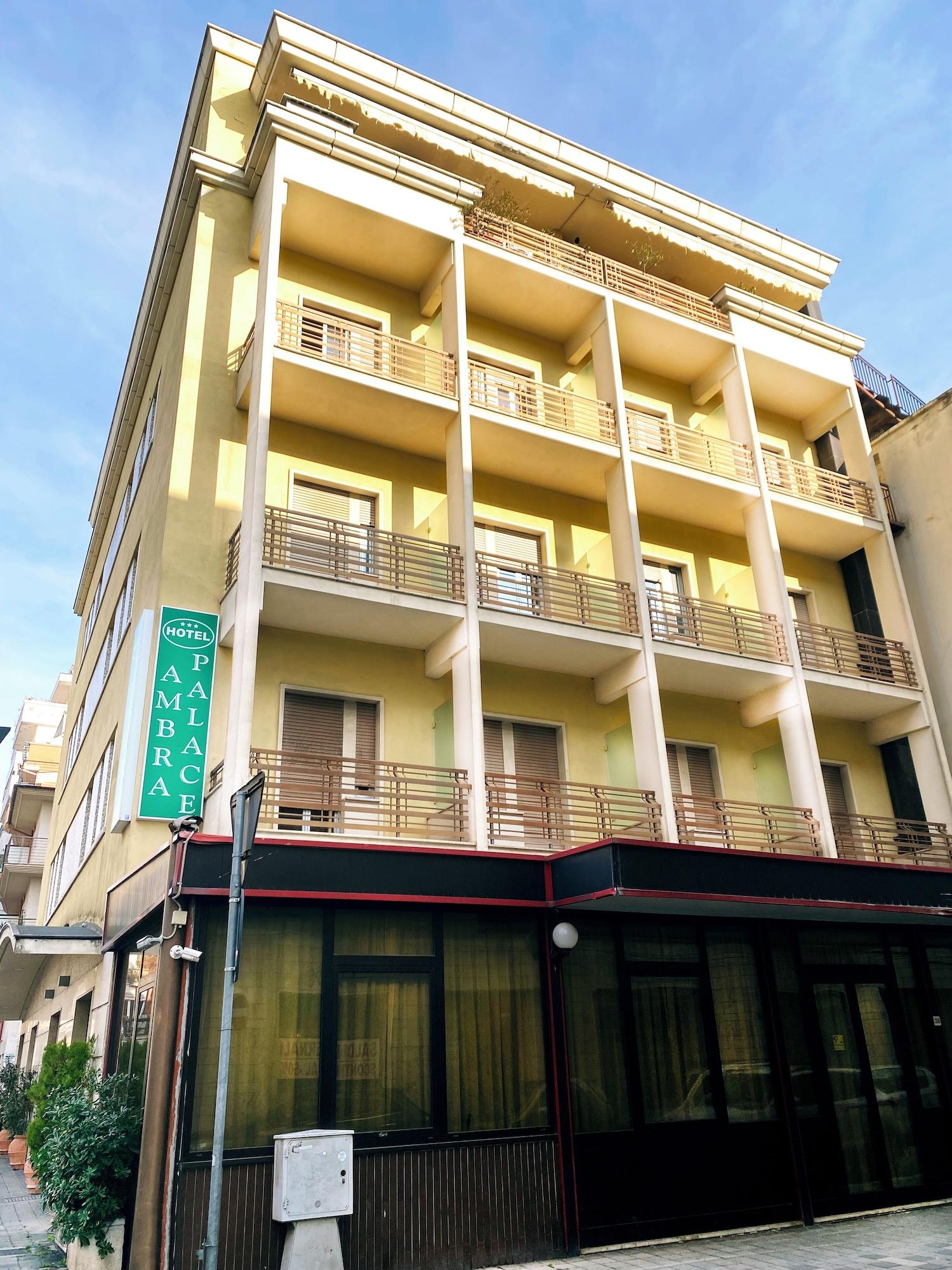 Vista Exterior Phi Hotel Ambra