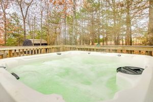 Alquiler Vacacional - Serene Yellville Retreat w/ Hot Tub on 85 Acres
