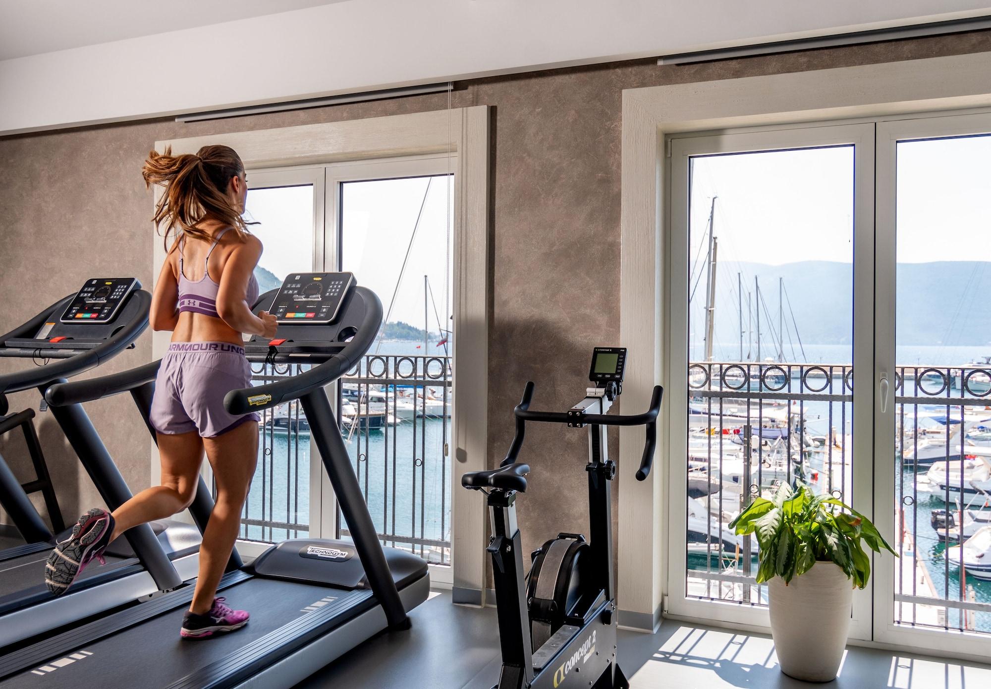 Gimnasio Lazure Hotel and Marina