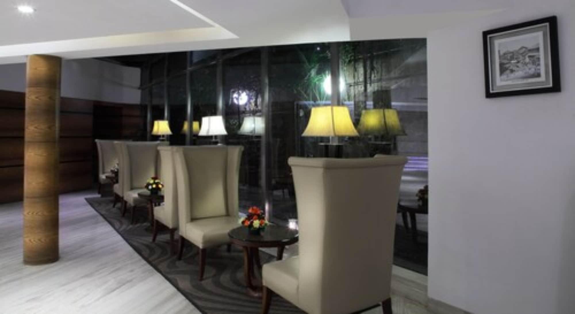 Vista Lobby Hiltop Hotel