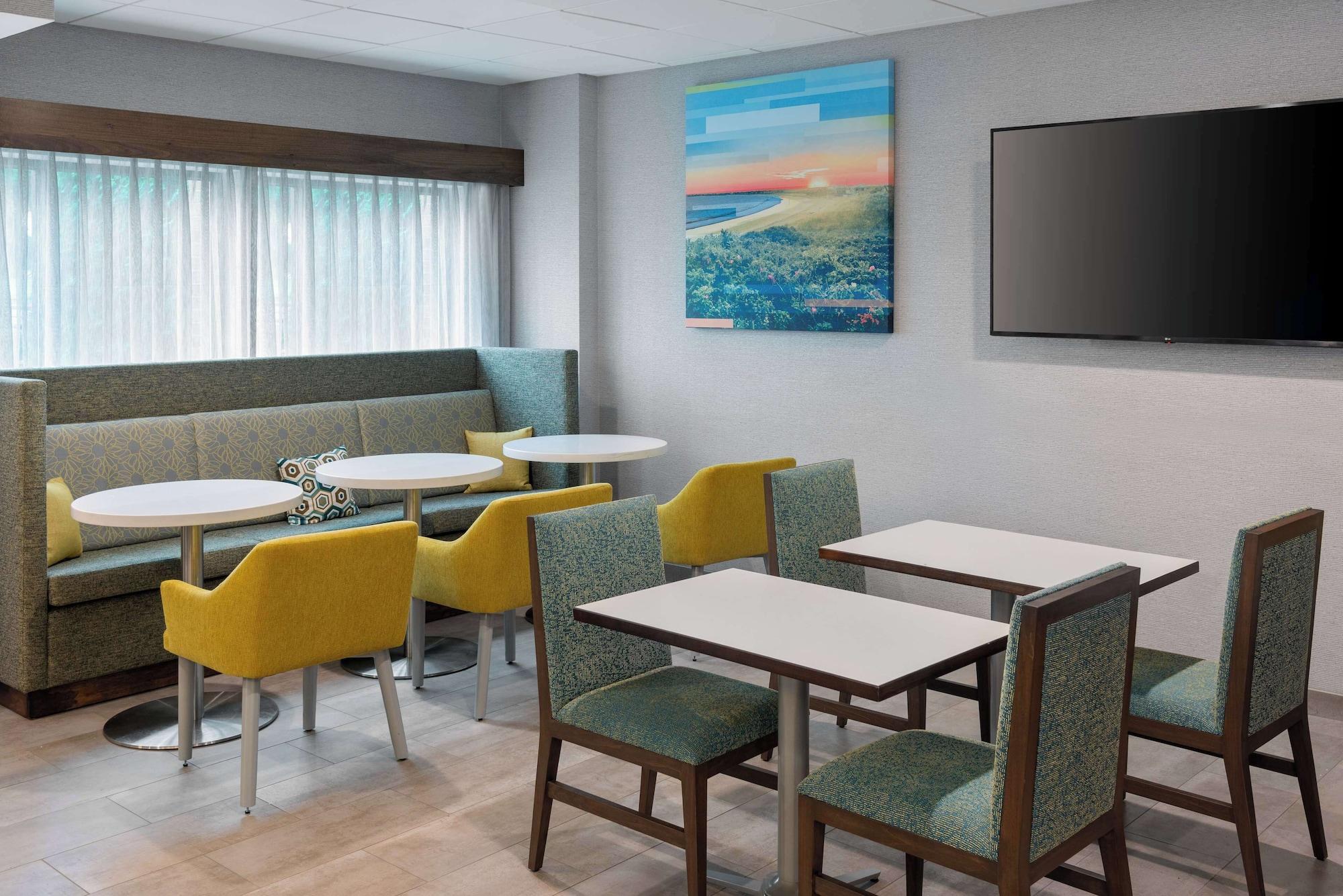 Vista Lobby Hampton Inn Coventry - Warwick Area