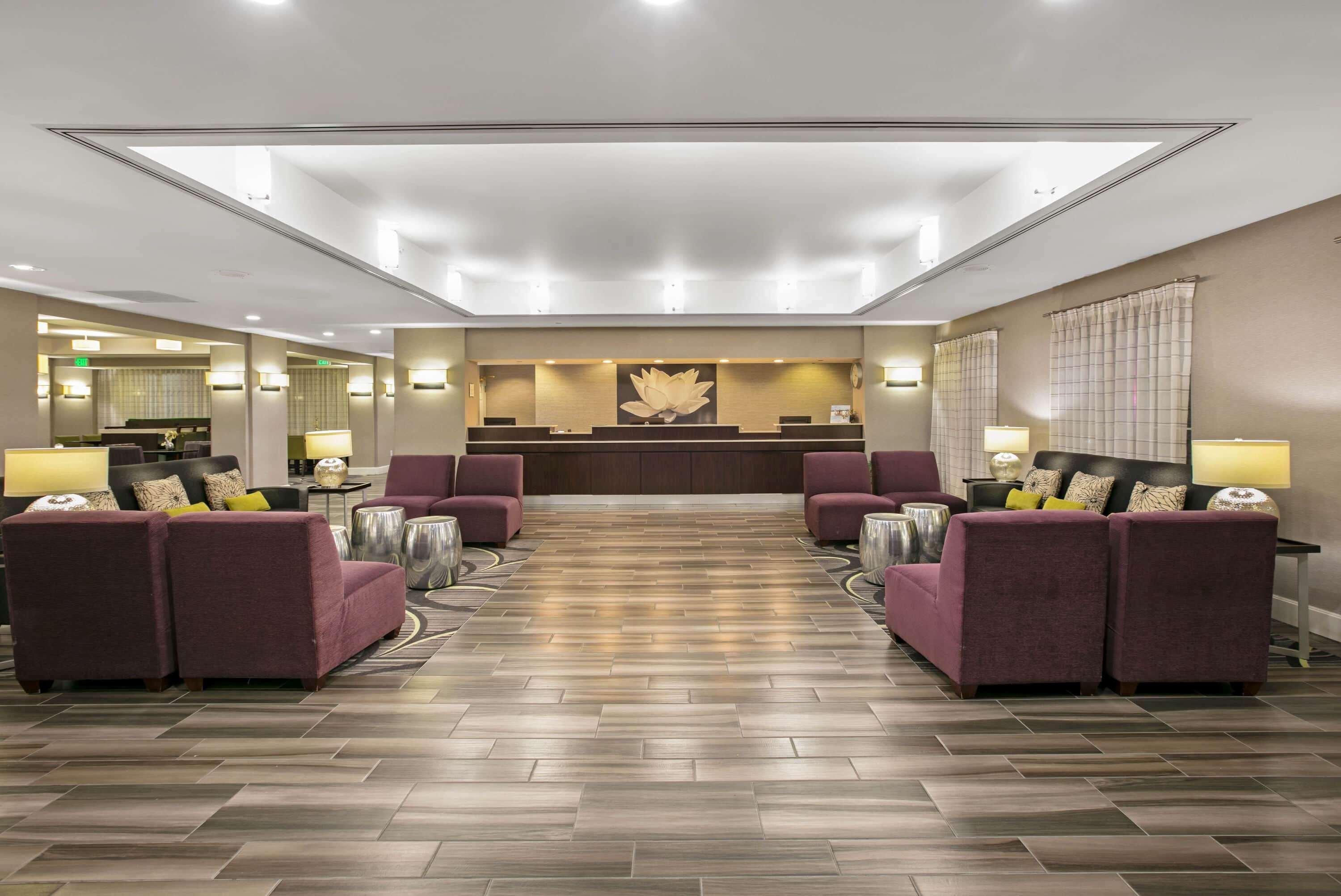 Vista Lobby La Quinta Inn & Suites by Wyndham DFW Airport South / Irving