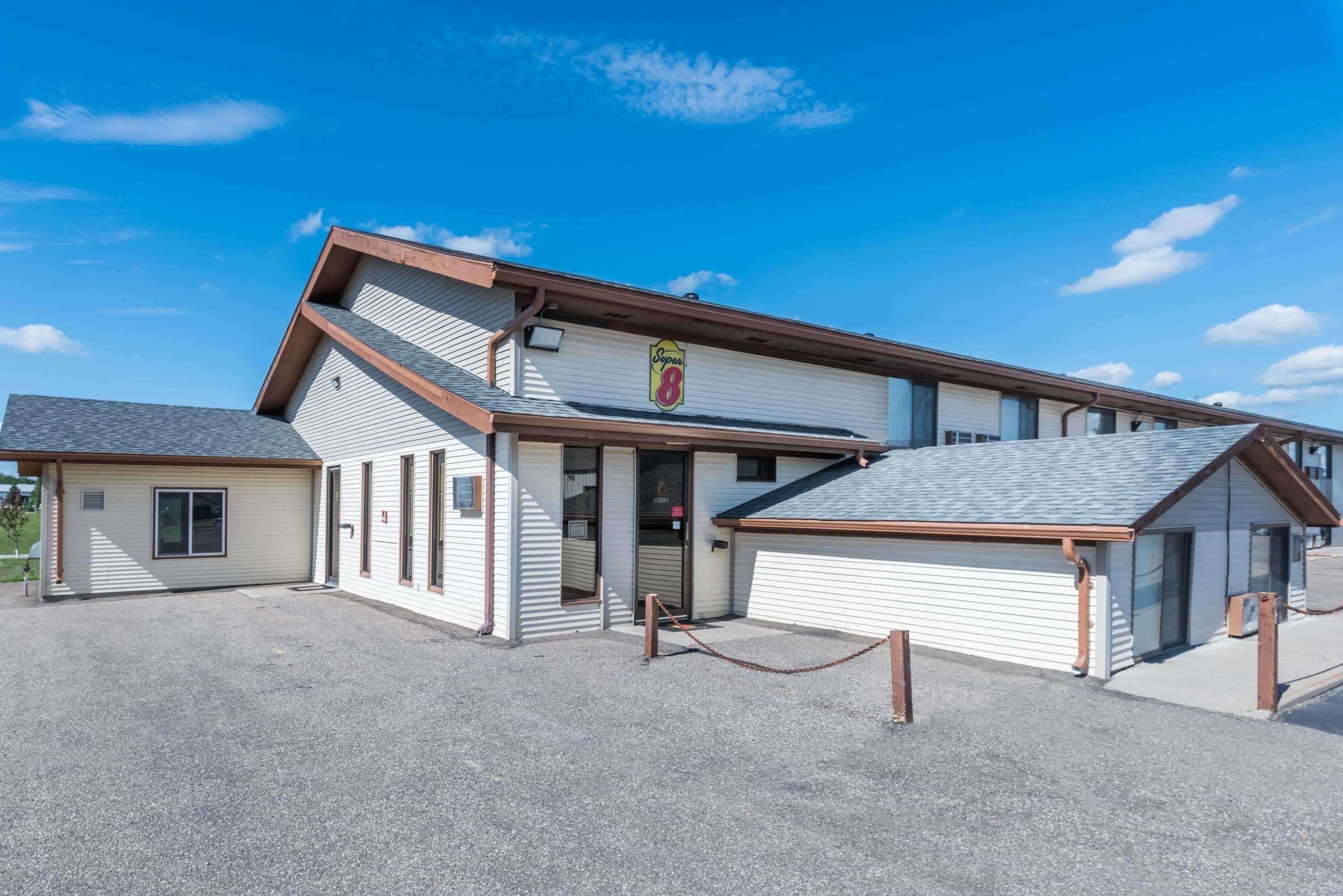 Vista Exterior Super 8 by Wyndham Devils Lake