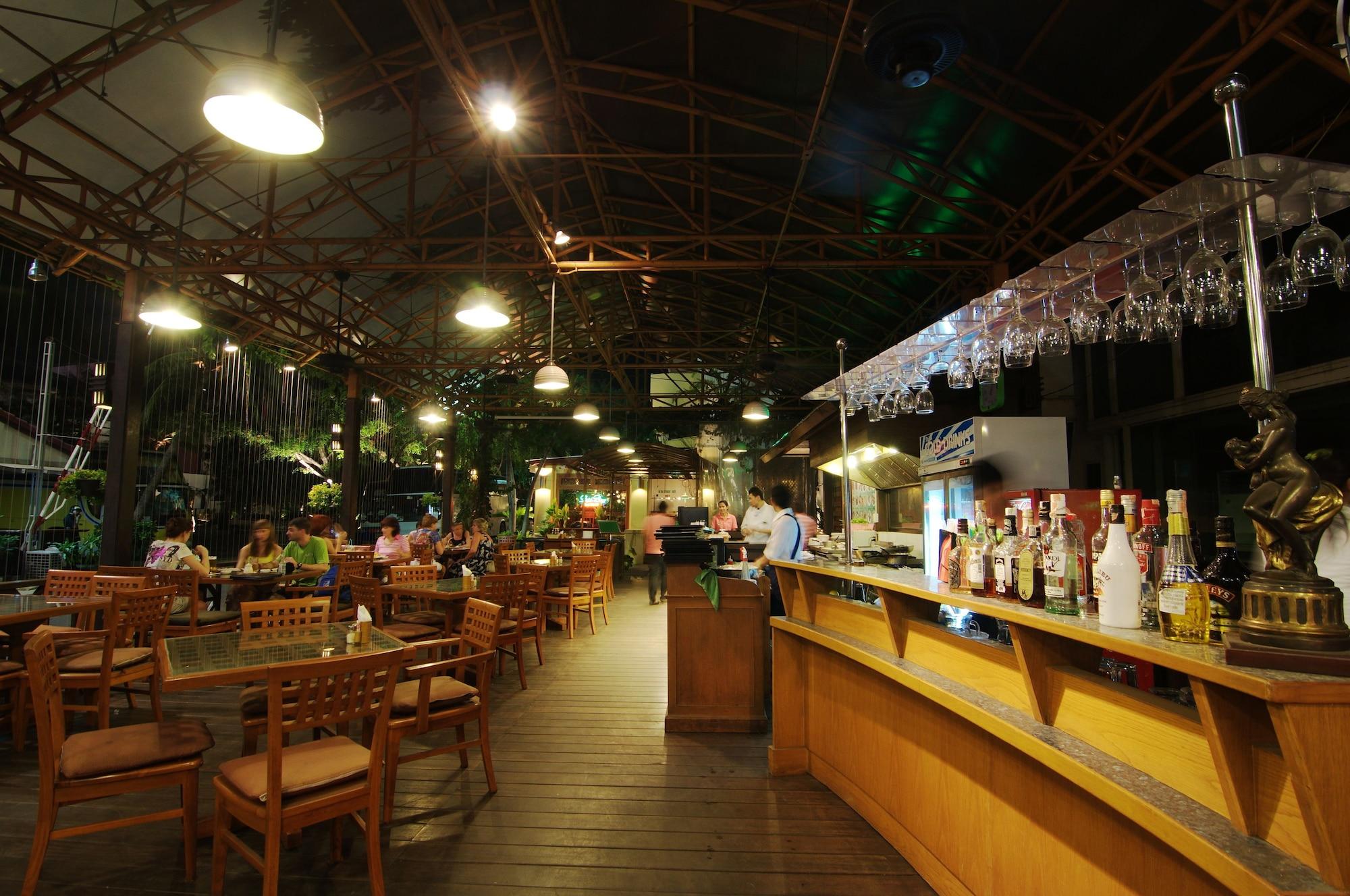 Bar/Salón Golden Beach Hotel Pattaya