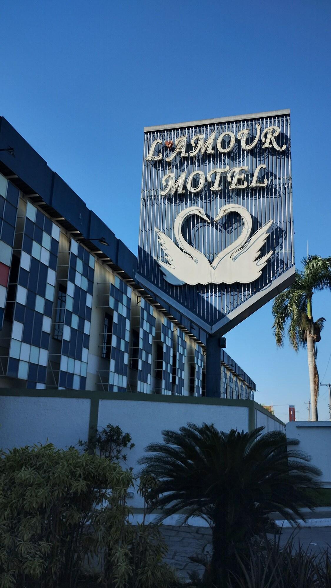 Varios L'amour Hotel