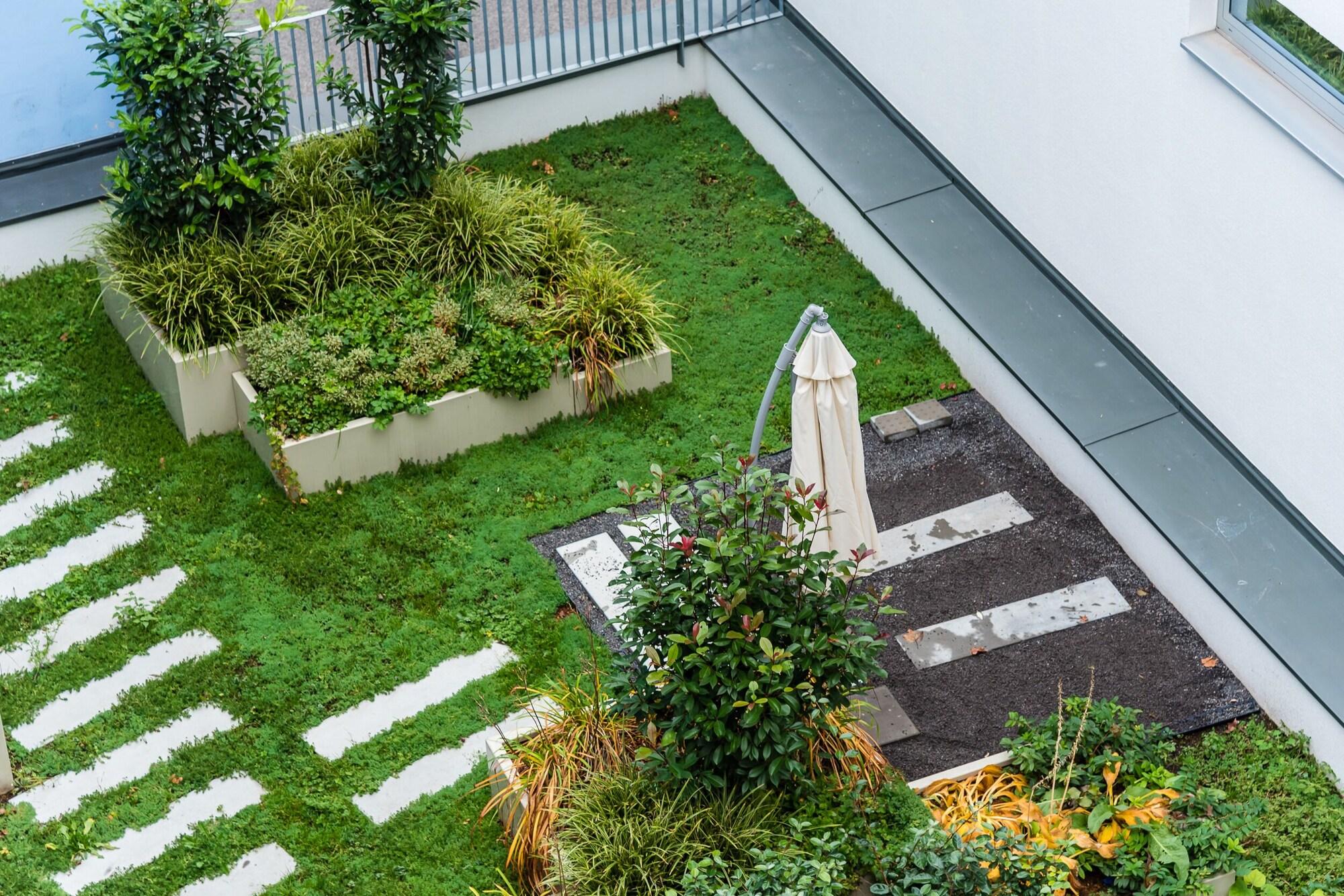 Vista Exterior City Castle Apartments Free Parking