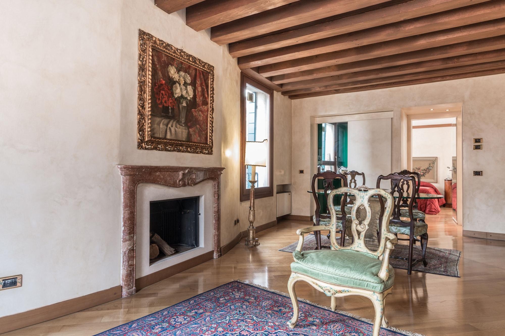 Equipamiento de Habitación La Fenice Theatre Exclusive Flat