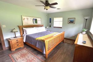 Alquiler Vacacional - Quiet, large ranch style home close downtown. Completely remodeled.