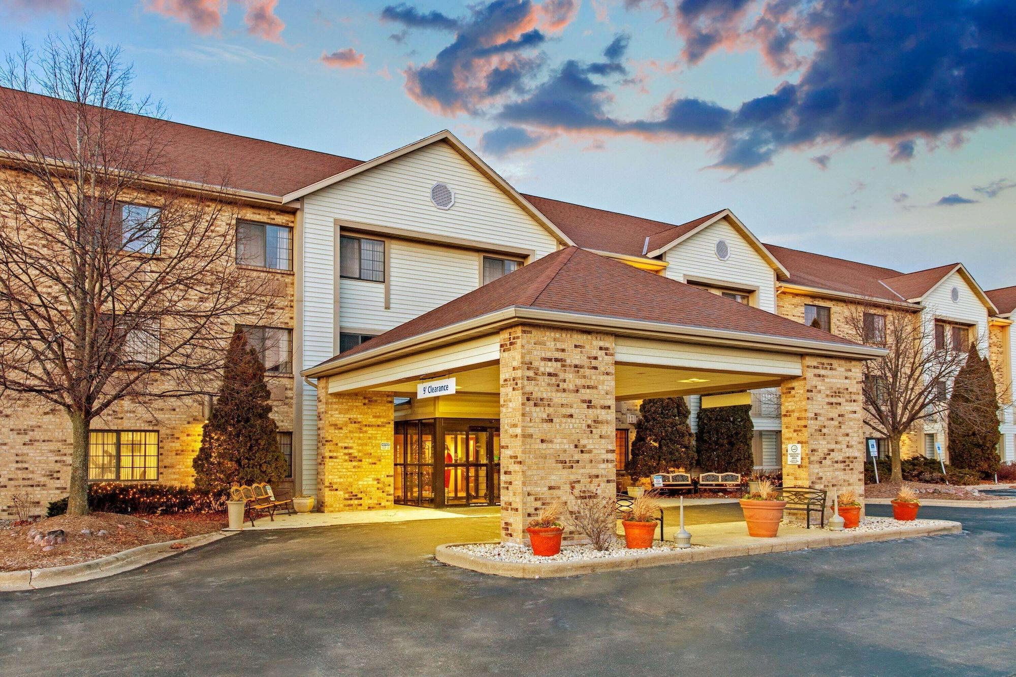 Vista Exterior La Quinta Inn & Suites by Wyndham Milwaukee Delafield