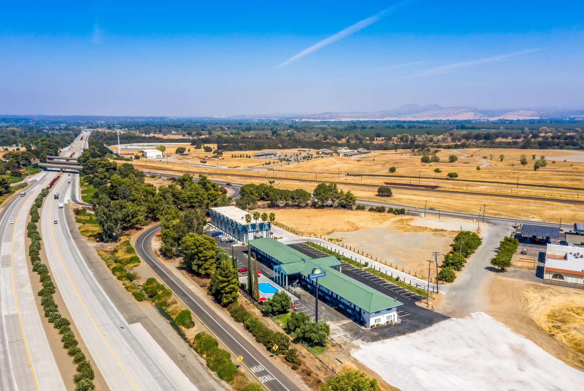 Vista Exterior Days Inn by Wyndham Red Bluff