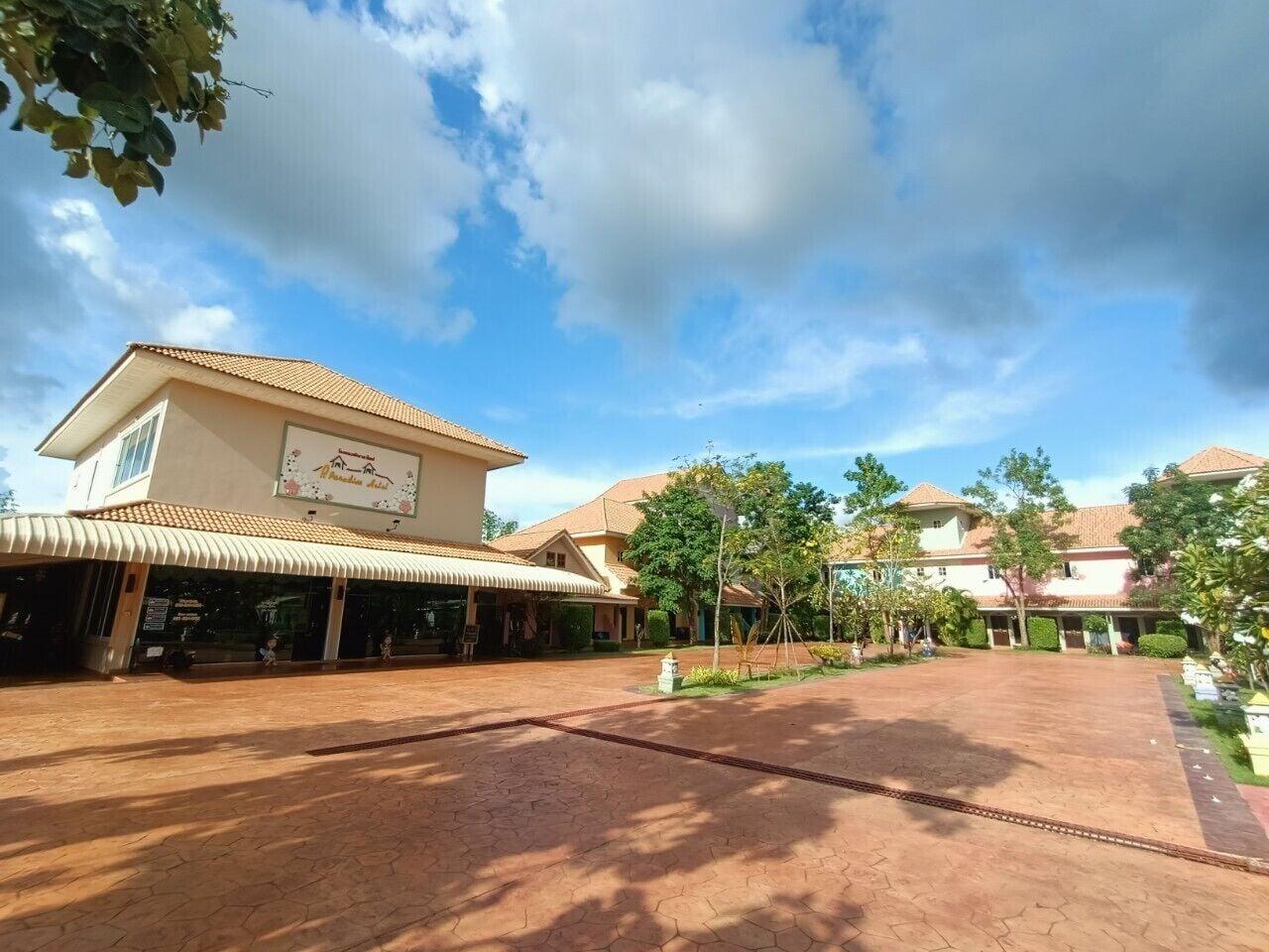 Vista Exterior P Paradise Hotel