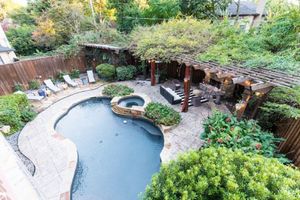 Alquiler Vacacional - Modern Tudor with Pool & Backyard Oasis on the M Streets in the Heart of Dallas