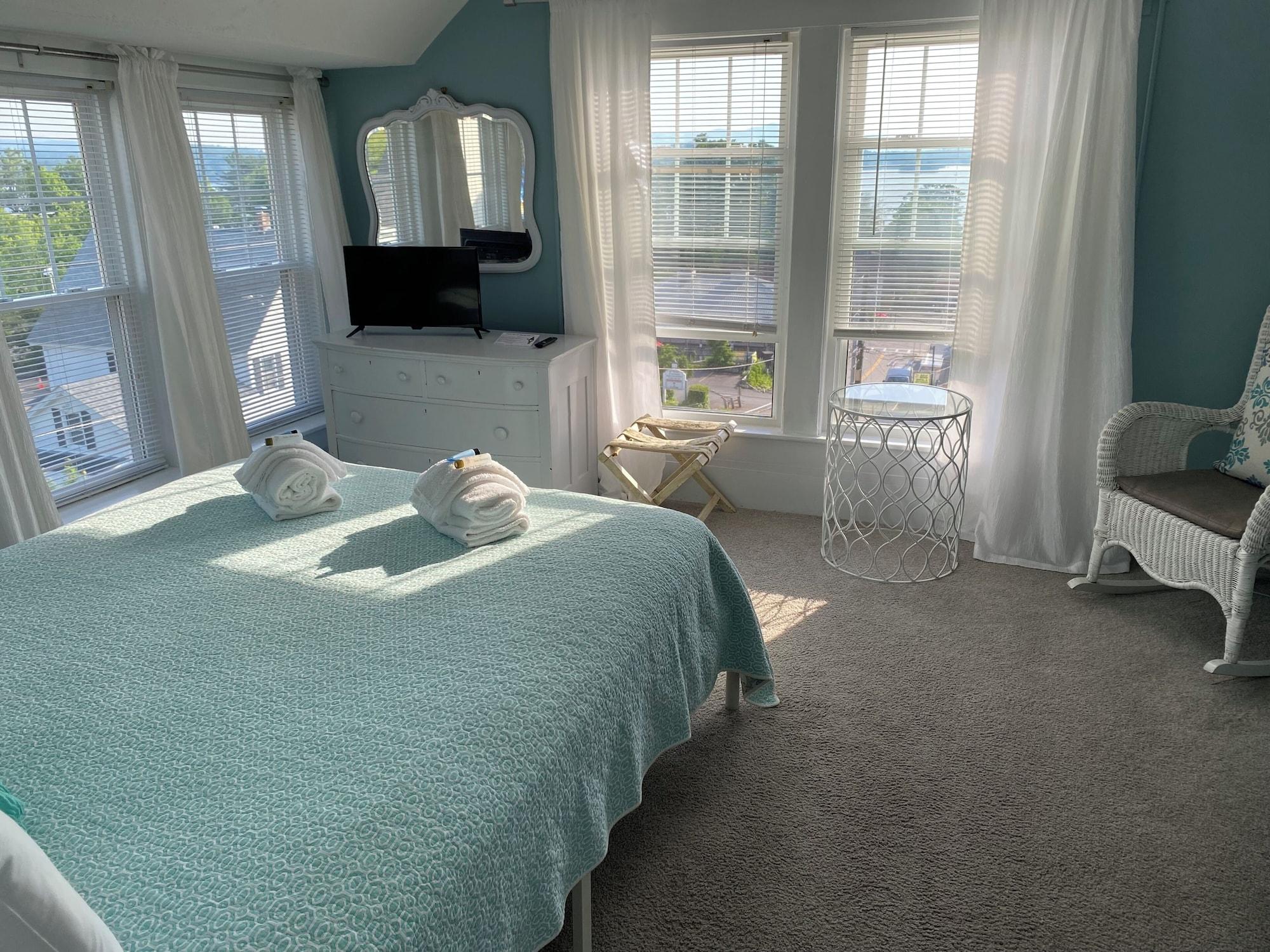 Varios Lakeview House & Cottages
